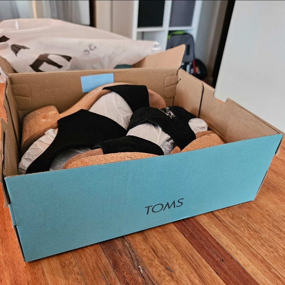 Toms Sandals - Picture 2 of 3
